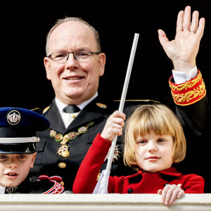 Le prince Albert II de Monaco, la princesse Charlène de Monaco, le prince Jacques de Monaco, marquis des Baux, la princesse Gabriella de Monaco, comtesse de Carladès - La famille princière au balcon du palais lors de la Fête Nationale de la principauté de Monaco le 19 novembre 2022. 