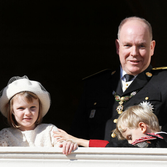 Le prince Albert II de Monaco et ses enfants, le prince héréditaire Jacques de Monaco et sa soeur la princesse Gabriella de Monaco - La famille princière de Monaco apparaît au balcon du palais lors de la fête nationale de Monaco, le 19 novembre 2021. © Bebert-Jacovides/Bestimage 