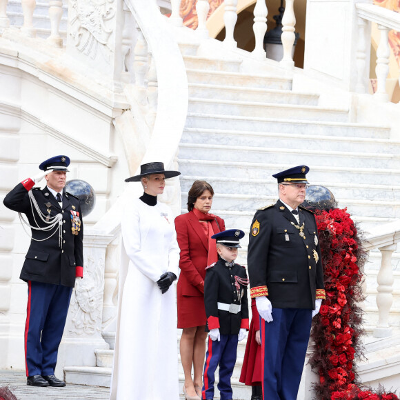 La princesse Charlène de Monaco, La princesse Stéphanie de Monaco, Le prince Jacques de Monaco, marquis des Baux, le prince Albert II - La famille princière de Monaco dans la cour du palais lors de la Fête Nationale de la principauté de Monaco le 19 novembre 2022. © Dominique Jacovides / Bruno Bebert / Bestimage 