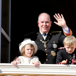 Le prince Albert II de Monaco et ses enfants, le prince héréditaire Jacques de Monaco et sa soeur la princesse Gabriella de Monaco - La famille princière de Monaco apparaît au balcon du palais lors de la fête nationale de Monaco, le 19 novembre 2021. © Bebert-Jacovides/Bestimage 