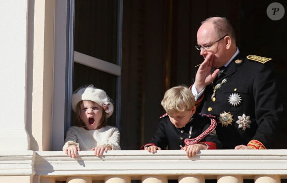 Le prince Albert II de Monaco et ses enfants, le prince héréditaire Jacques de Monaco et sa soeur la princesse Gabriella de Monaco - La famille princière de Monaco apparaît au balcon du palais lors de la fête nationale de Monaco, le 19 novembre 2021. © Bebert-Jacovides/Bestimage 
