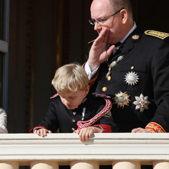 Le prince Albert II de Monaco et ses enfants, le prince héréditaire Jacques de Monaco et sa soeur la princesse Gabriella de Monaco - La famille princière de Monaco apparaît au balcon du palais lors de la fête nationale de Monaco, le 19 novembre 2021. © Bebert-Jacovides/Bestimage 