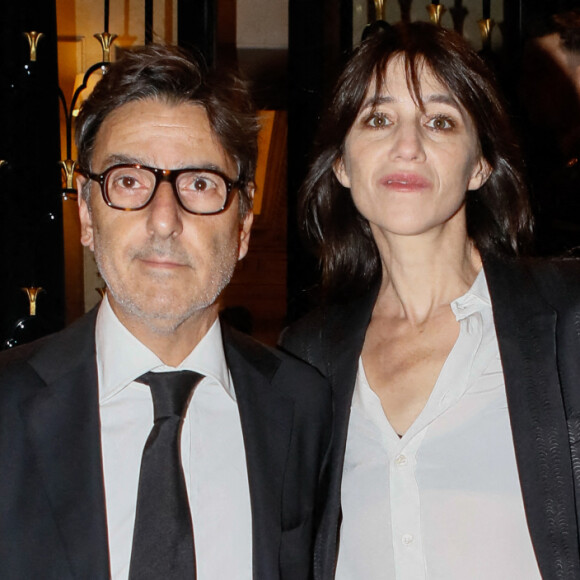 Yvan Attal et sa compagne Charlotte Gainsbourg - 10e édition du "Global Gift Gala 2022" au Four Seasons Hotel George V à Paris. © Christophe Clovis / Bestimage