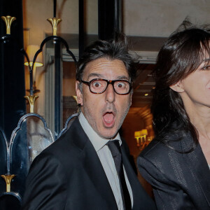 Yvan Attal et sa compagne Charlotte Gainsbourg - 10e édition du "Global Gift Gala 2022" au Four Seasons Hotel George V à Paris le 19 novembre 2022. © Christophe Clovis / Bestimage