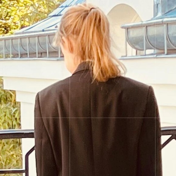 Giulia Sarkozy essaie les habits de sa mannequin de mère