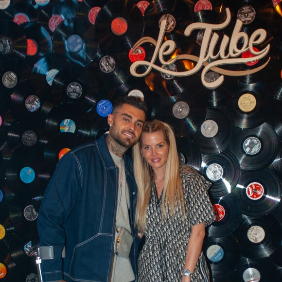 Exclusif - Thibault Garcia et sa femme Jessica Thivenin lors de la soirée " Come Chill with Booba " au bar Le Tube à Dubaï le 21 octobre 2021. © Nicolas Briquet / Bestimage 
