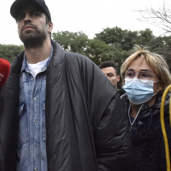 Gerard Piqué sort du tribunal de Barcelone avec son avocat Ramón Tamborero après une audience de première instance dans le cadre de sa séparation avec la chanteuse Shakira le 1er décembre 2022. 