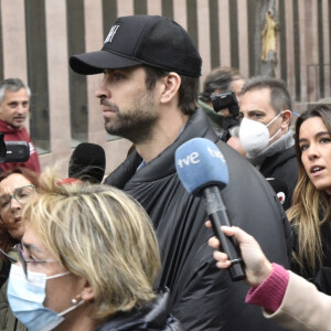 Gerard Piqué sort du tribunal de Barcelone avec son avocat Ramón Tamborero après une audience de première instance dans le cadre de sa séparation avec la chanteuse Shakira le 1er décembre 2022. 