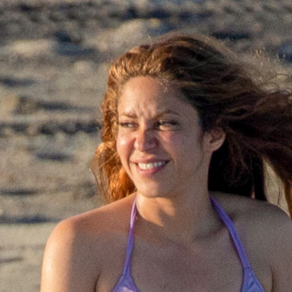 Exclusif -  Shakira se détend avec ses fils Sasha et Milan sur une plage de Cabo San Lucas au Mexique le 27 juillet 2022.