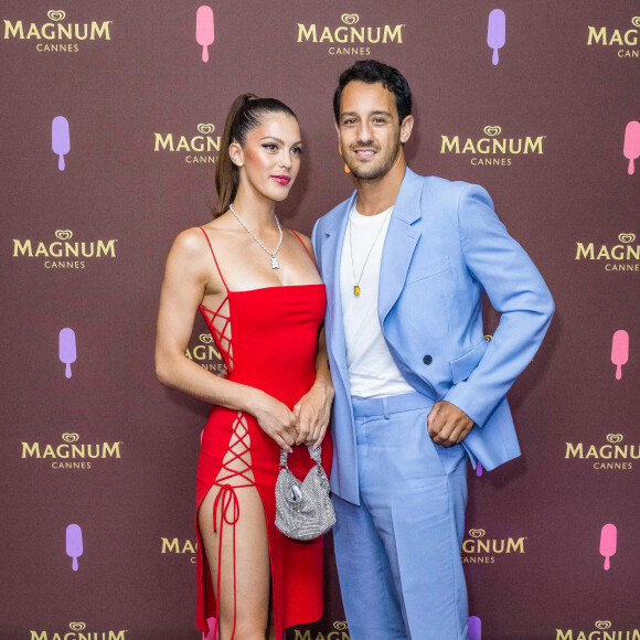 Iris Mittenaere et son compagnon Diego El Glaoui au photocall de la soirée "Magnum" lors du 75ème Festival International du Film de Cannes. © Jack Tribeca / Bestimage