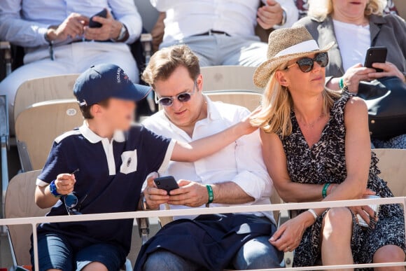 Laurence Ferrari, son mari Renaud Capuçon et leur fils Elliott dans les tribunes lors des internationaux de tennis de Roland Garros à Paris. © Jacovides-Moreau/Bestimage 