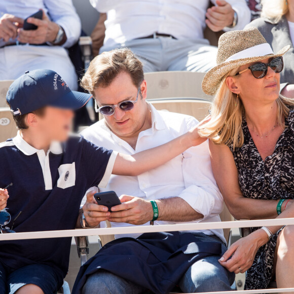 Laurence Ferrari, son mari Renaud Capuçon et leur fils Elliott dans les tribunes lors des internationaux de tennis de Roland Garros à Paris. © Jacovides-Moreau/Bestimage 