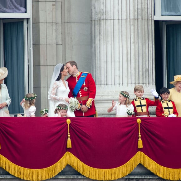 Le prince Charles, Camilla Parker Bowles, duchesse de Cornouailles, la reine Elisabeth II d'Angleterre et le prince Philip, duc d'Edimbourg, Pippa Middleton et le prince Harry, lors du mariage du prince William et de Kate Middleton. Le 29 avril 2011 