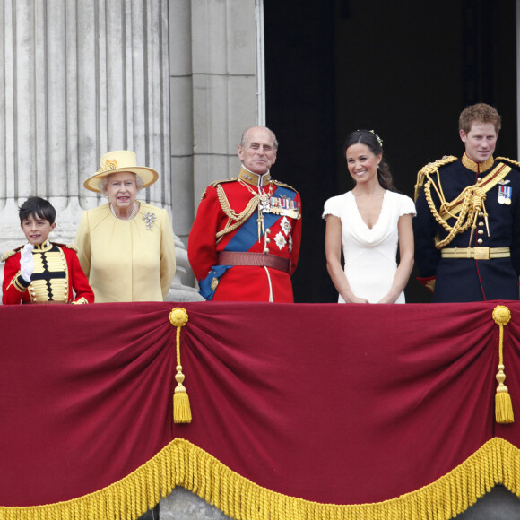 La reine Elisabeth II d'Angleterre, le prince Philip, duc d'Edimbourg, Pippa Middleton, le prince Harry et James Middleton - Mariage de Kate Middleton et du prince William d'Angleterre à Londres. Le 29 avril 2011 