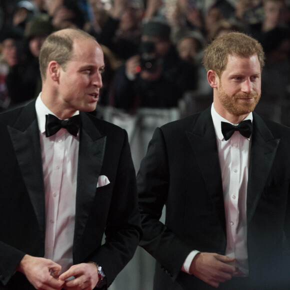 Le prince William, duc de Cambridge, et le prince Harry à la première de Star Wars, épisode VIII : Les Derniers Jedi au Royal Albert Hall à Londres. 