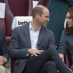 Le prince William, duc de Cambridge et Catherine Kate Middleton, duchesse de Cambridge lors de la remise de diplômes des coach du London Stadium le 18 octobre 2017. 