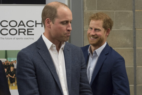 Le prince William, duc de Cambridge et le prince Harry lors de la remise de diplômes des coach du London Stadium le 18 octobre 2017. 