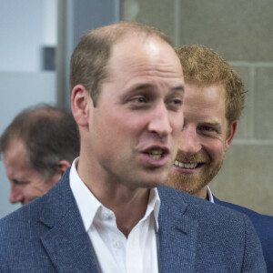 Le prince William, duc de Cambridge et le prince Harry lors de la remise de diplômes des coach du London Stadium le 18 octobre 2017. 