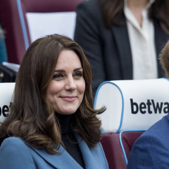 Le prince William, duc de Cambridge, Catherine (Kate) Middleton, duchesse de Cambridge, et le prince Harry assistent à la cérémonie de remise de diplômes des apprentis Coach Core au London Stadium. Londres, le 18 octobre 2017. 