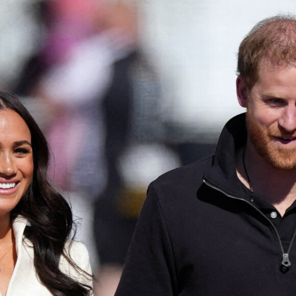 Le prince Harry et Meghan Markle assistent à la finale d'athlétisme, au deuxième jour des Invictus Games 2020 à La Haye, le 17 avril 2022. 