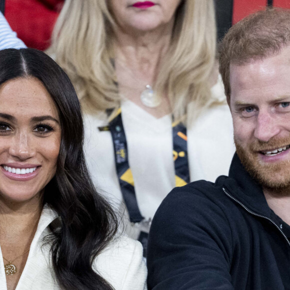 Le prince Harry et Meghan Markle assistent à la finale d'athlétisme, au deuxième jour des Invictus Games 2020 à La Haye, le 17 avril 2022. 