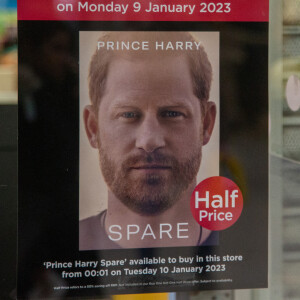 Une affiche publicitaire du livre du prince Harry "Spare" sur la vitrine d'une librairie londonienne, à Londres, Royaume Uni, le 9 janvier 2023. © Tayfun Salci/Zuma Press/Bestimage 
