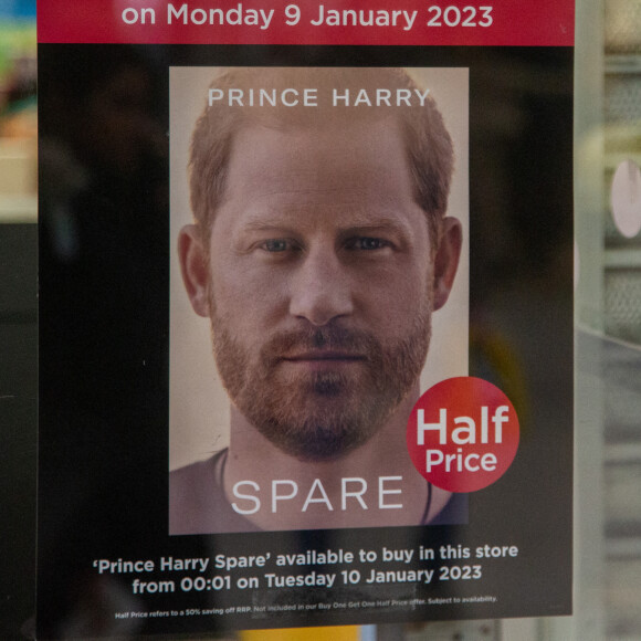 Une affiche publicitaire du livre du prince Harry "Spare" sur la vitrine d'une librairie londonienne, à Londres, Royaume Uni, le 9 janvier 2023. © Tayfun Salci/Zuma Press/Bestimage 