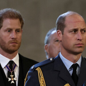 Info - Le prince Harry accuse son frère William de l'avoir attaqué physiquement en 2019 - Le prince Harry, duc de Sussex, le prince de Galles William - Intérieur - Procession cérémonielle du cercueil de la reine Elisabeth II du palais de Buckingham à Westminster Hall à Londres.