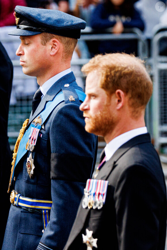 Le prince Harry et le prince William, prince de Galles - Procession cérémonielle du cercueil de la reine Elisabeth II du palais de Buckingham à Westminster Hall à Londres le 14 septembre 2022. 