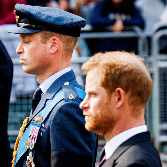 Le prince Harry et le prince William, prince de Galles - Procession cérémonielle du cercueil de la reine Elisabeth II du palais de Buckingham à Westminster Hall à Londres le 14 septembre 2022. 