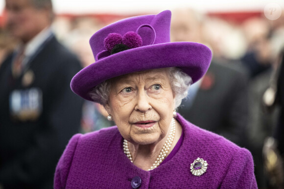 La reine Elisabeth II d'Angleterre s'entretient avec des volontaires et des travailleurs du village RBLI (Royal British Legion Industries) du Kent lors d'une visite.