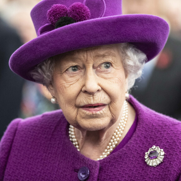 La reine Elisabeth II d'Angleterre s'entretient avec des volontaires et des travailleurs du village RBLI (Royal British Legion Industries) du Kent lors d'une visite.