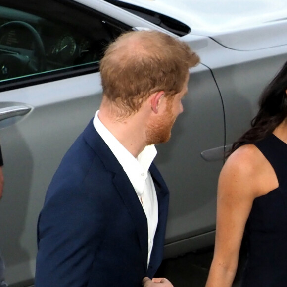 Le prince Harry, duc de Sussex, et Meghan Markle, duchesse de Sussex, sont accueillis par la Premiere ministre de Nouvelle-Zélande, Jacinda Ardern, au musée du mémorial de guerre d'Auckland, Nouvelle-Zélande, le 30 octobre 2018. 