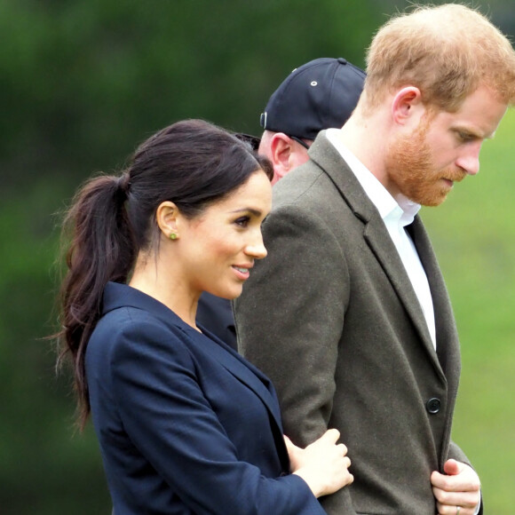 Le prince Harry, duc de Sussex, et Meghan Markle, duchesse de Sussex, assistent à l'inauguration d'un site de 20 hectares pour The Queen's Commonwealth Canopy à Auckland, Nouvelle-Zélande, le 30 octobre 2018. Après avoir dévoilé la plaque, ils ont participé à un lancé de bottes avec des écoliers de la région. 