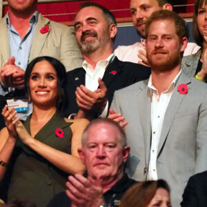 Le prince Harry, duc de Sussex, et Meghan Markle, duchesse de Sussex, enceinte, assistent à la cérémonie de clôture des Invictus Games 2018 à Sydney, le 27 octobre 2018. 