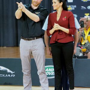 Le prince Harry, duc de Sussex, et Meghan Markle, duchesse de Sussex, enceinte, assistent à la finale de basketball en fauteuil roulant aux Invictus Games 2018 à Sydney, le 27 octobre 2018. 