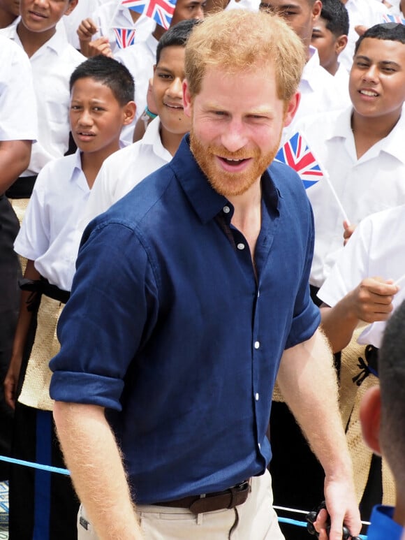 Le prince Harry, duc de Sussex, visite le Tupou College, à Toloa, sur l'île de Tongatapu, aux Tonga, le 26 octobre 2018. 