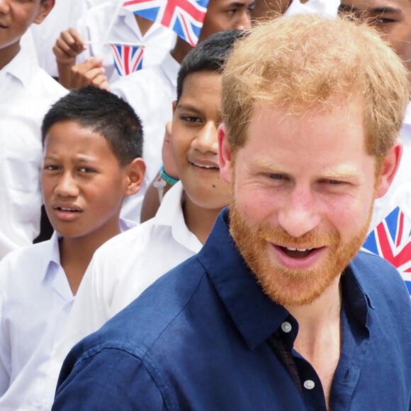 Le prince Harry, duc de Sussex, visite le Tupou College, à Toloa, sur l'île de Tongatapu, aux Tonga, le 26 octobre 2018. 