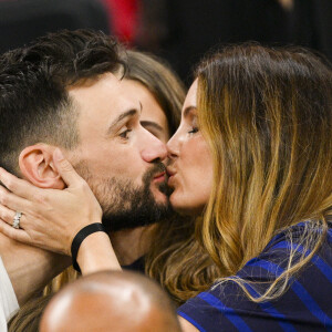 LLORIS Hugo (FRA) embrassant sa femme Marine - People et joueurs en famille dans les tribunes lors du match de demi-finale "France - Maroc" lors de la Coupe du Monde au Qatar (FIFA World Cup Qatar). © JB Autissier / Panoramic / Bestimage