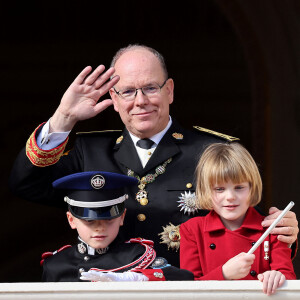 Le prince Albert II, Le prince Jacques de Monaco, marquis des Baux, La princesse Gabriella de Monaco, comtesse de Carladès - La famille princière au balcon du palais lors de la Fête Nationale de la principauté de Monaco le 19 novembre 2022. © Dominique Jacovides / Bruno Bebert / Bestimage 