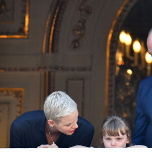 Le prince Albert II de Monaco, sa femme, la princesse Charlene et leur fille, la princesse Gabriella durant la procession de la Fête Dieu sur la place du Palais, le 16 juin 2022. © Bruno Bebert / Bestimage 