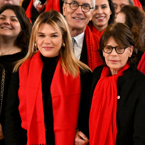 Le prince Albert II de Monaco, la princesse Stéphanie et sa fille Camille Gottlieb ont participé au déploiement des "Courtepointes" en mémoire des victimes du SIDA, au Musée Océanographique de Monaco, le 1er décembre 2022. © Bruno Bébert / Bestimage