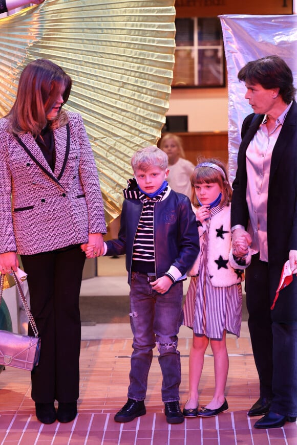 Camille Gottlieb, Le prince Jacques de Monaco, marquis des Baux, La princesse Gabriella de Monaco, comtesse de Carladès, La princesse Stéphanie de Monaco - La princesse Stéphanie de Monaco assiste, avec ses filles et ses neveux, à la représentation des élèves de l'école du cirque de Kiev au Festival du cirque de Monte-Carlo, le 16 avril 2022. 