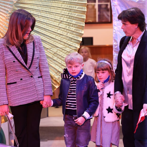 Camille Gottlieb, Le prince Jacques de Monaco, marquis des Baux, La princesse Gabriella de Monaco, comtesse de Carladès, La princesse Stéphanie de Monaco - La princesse Stéphanie de Monaco assiste, avec ses filles et ses neveux, à la représentation des élèves de l'école du cirque de Kiev au Festival du cirque de Monte-Carlo, le 16 avril 2022. 