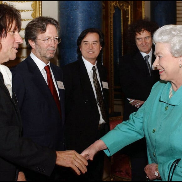 Jeff Beck, Eric Clapton, Jimmy Page et Brian May - La reine Elizabeth II rend hommage à l'industrie musicale britannique à Buckingham Palace. Le 1er mars 2005.