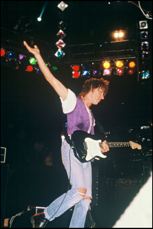 Archives - Jeff Beck avec sa guitare sur scène.