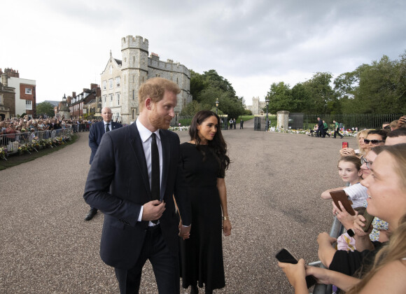 Le prince Harry, duc de Sussex, Meghan Markle, duchesse de Sussex à la rencontre de la foule devant le château de Windsor, suite au décès de la reine Elisabeth II d'Angleterre. Le 10 septembre 2022 