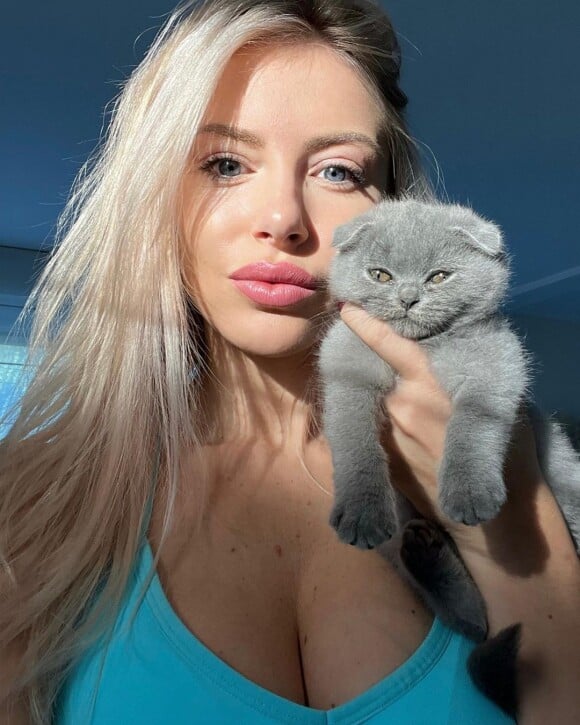 Stéphanie Clerbois de "Secret Story" et "Mamans & Célèbres" pose avec un chaton