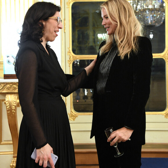 Rima Abdul Malak, ministre de la Culture et Virginie Efira - Virginie Efira reçoit le French Cinema Award lors d'une cérémonie au ministère de La Culture à Paris le 12 janvier 2023. © Giancarlo Gorassini / Bestimage 