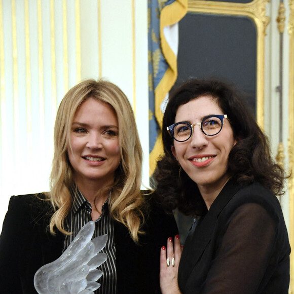 Rima Abdul Malak, ministre de la Culture et Virginie Efira - Virginie Efira reçoit le French Cinema Award lors d'une cérémonie au ministère de La Culture à Paris le 12 janvier 2023. © Giancarlo Gorassini / Bestimage 